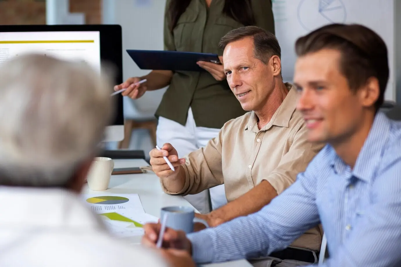 Улыбающийся человек крупным планом в конференц-зале.