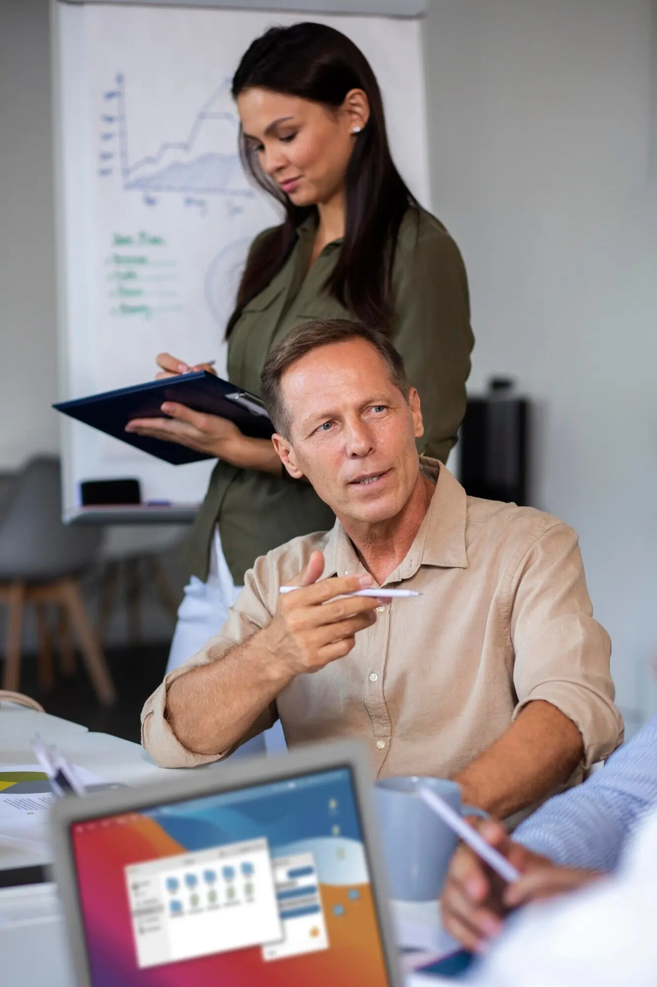 Люди используют цифровое устройство на встрече.