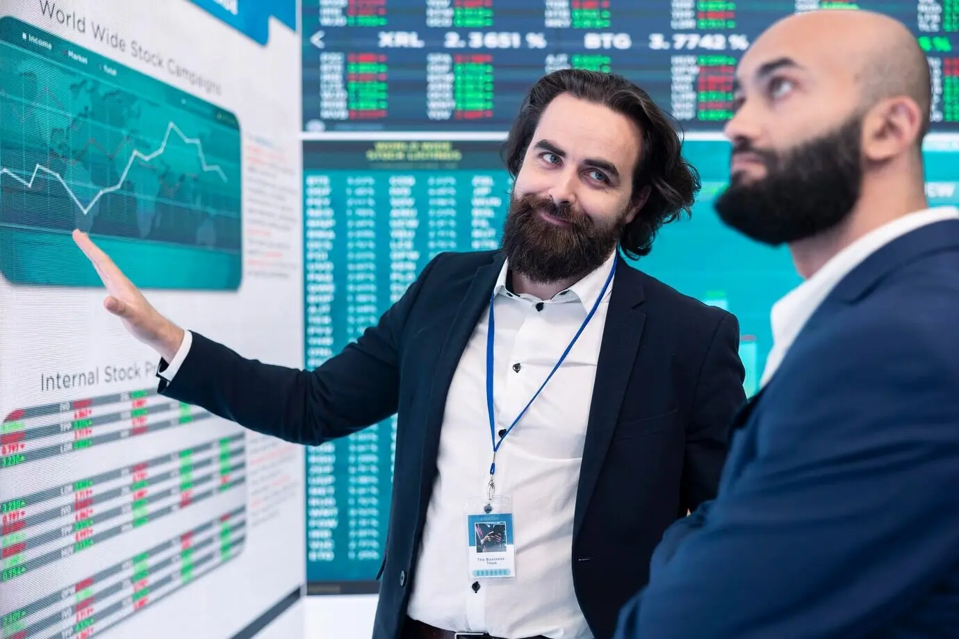 Генеральный директор обсуждает с инвестором вопрос увеличения финансирования проекта