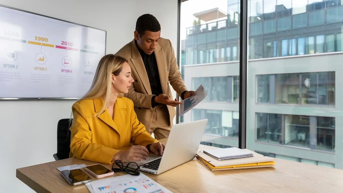 Концепция баннера с деловыми коллегами и свободным пространством для текста.