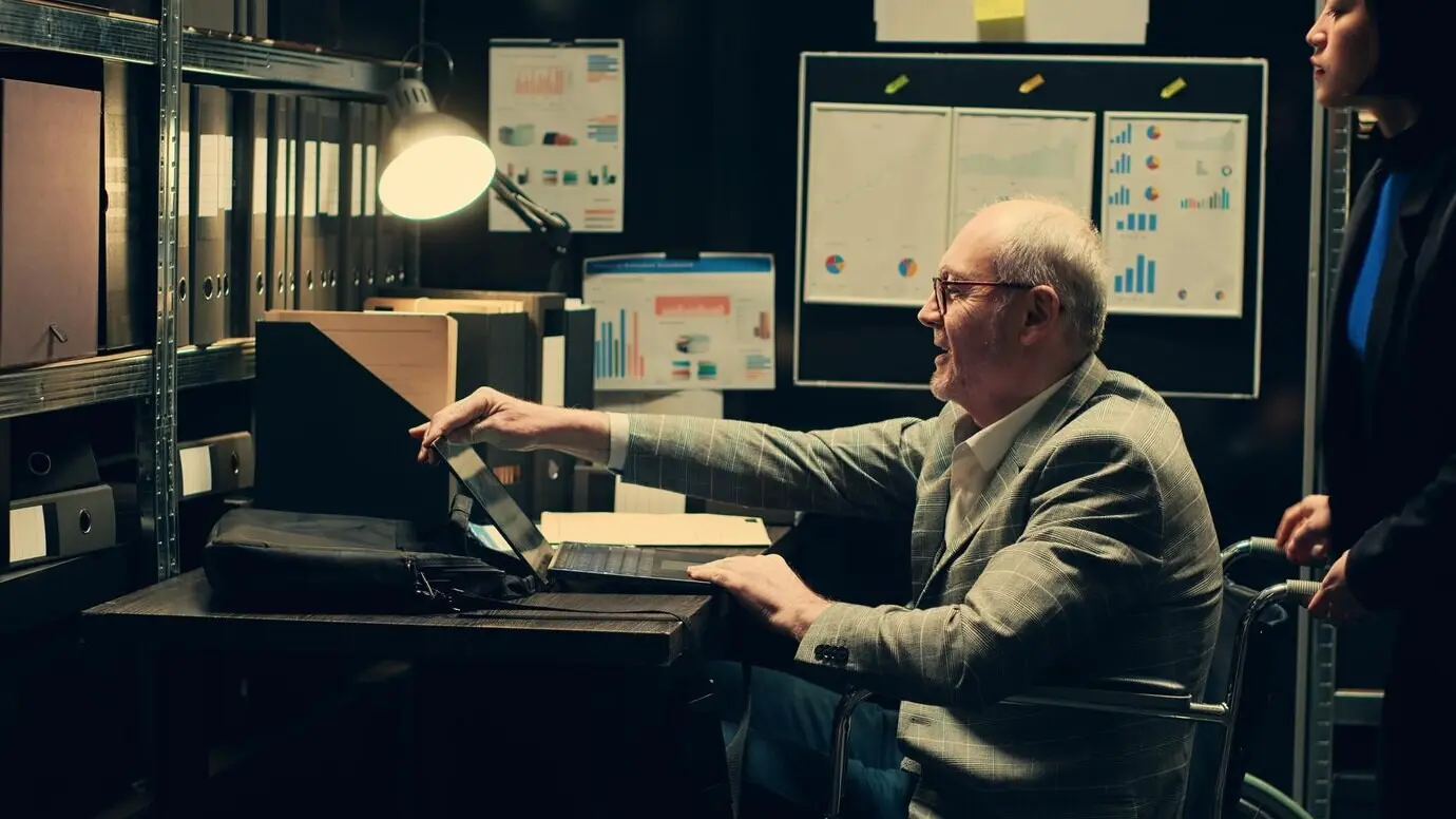 Детектив с инвалидностью составляет хронологию дела, используя архивные записи.